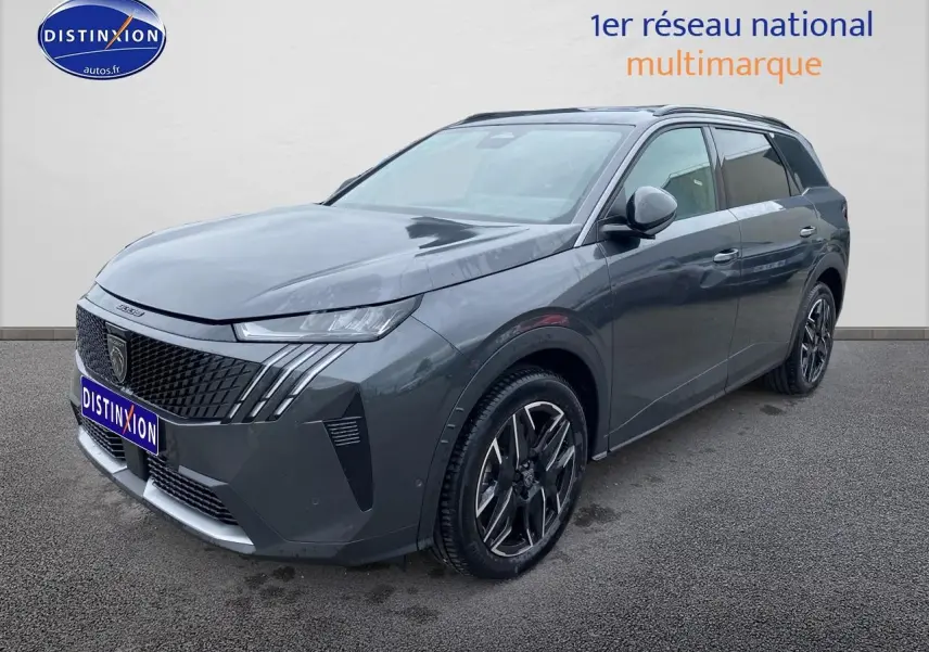 Peugeot 5008 Hybrid 145 allure e-dcs6 gris titane en 3/4 avant droit avec jantes alu et calandre distinctive.