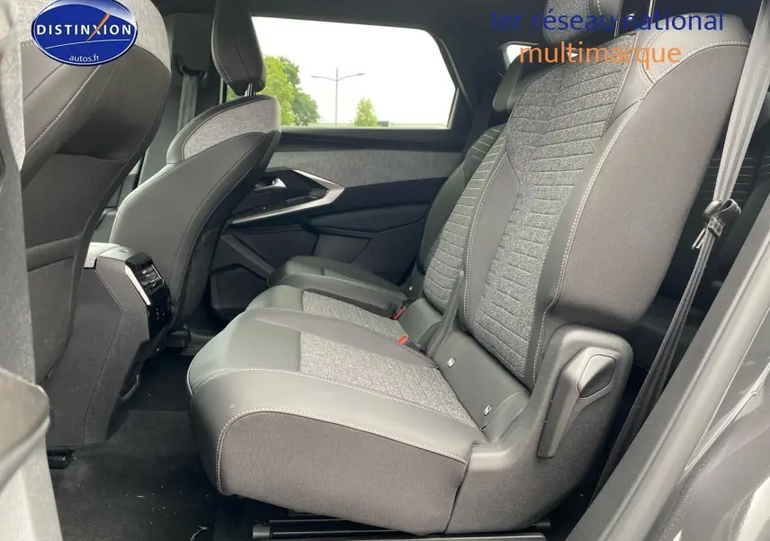 Vue latérale des sièges arrière en tissu gris et cuir noir du Peugeot 5008 Hybrid 145 allure e-dcs6 2025.