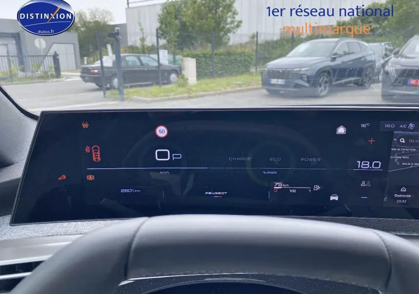 Vue depuis le poste de conduite du Peugeot 5008 gris titane, affichage numérique du tableau de bord et volant cuir multifonction.