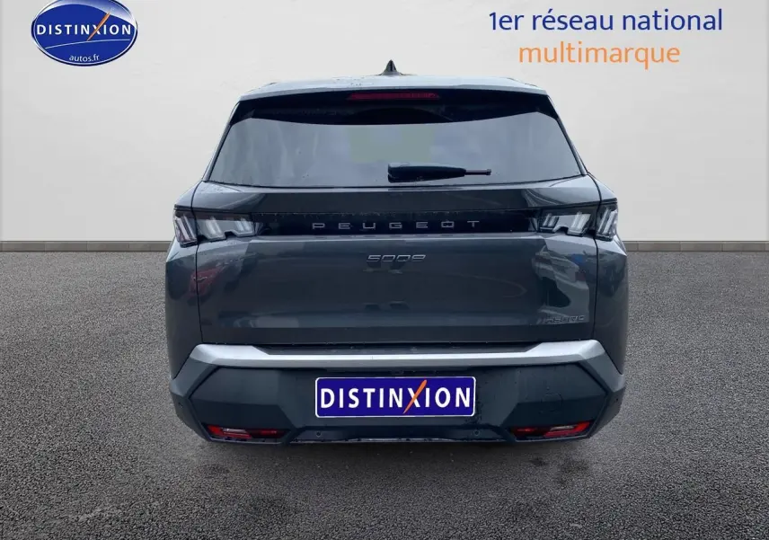 Vue arrière centrée du Peugeot 5008 gris titane avec feux LED et lunette arrière surteintée.