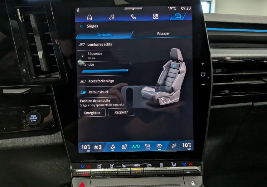 Écran tactile central du Renault Rafale 2026 montrant les réglages du siège conducteur avec interface moderne et détails bleus.