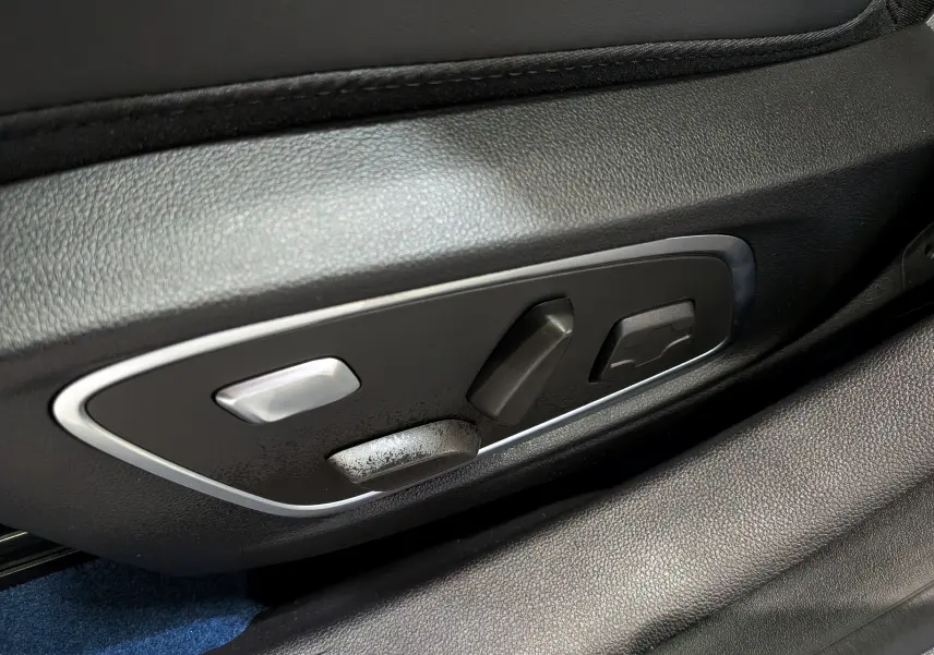 Détail des commandes de réglage électrique du siège en cuir noir à l'intérieur du Renault Rafale hyper hybrid.