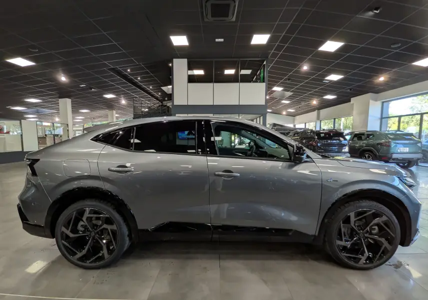 Profil droit du Renault Rafale gris schiste 2026 en version hyper hybrid E-Tech 300 ch 4x4, roues noires et lignes dynamiques.