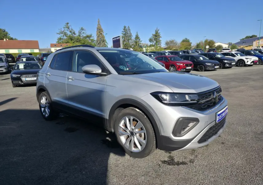 Volkswagen T-Cross gris métallisé vue 3/4 avant droit avec jantes alliage 17 pouces sur parking.