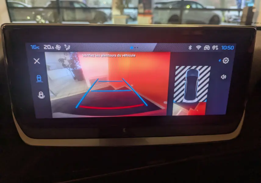 Écran tactile intérieur du Peugeot 2008 montrant la caméra de recul avec guidage et vue 360° du véhicule.