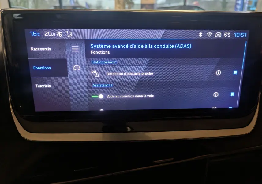 Écran tactile 10 pouces du système d'aide à la conduite affichant les fonctions ADAS dans un Peugeot 2008 2024.