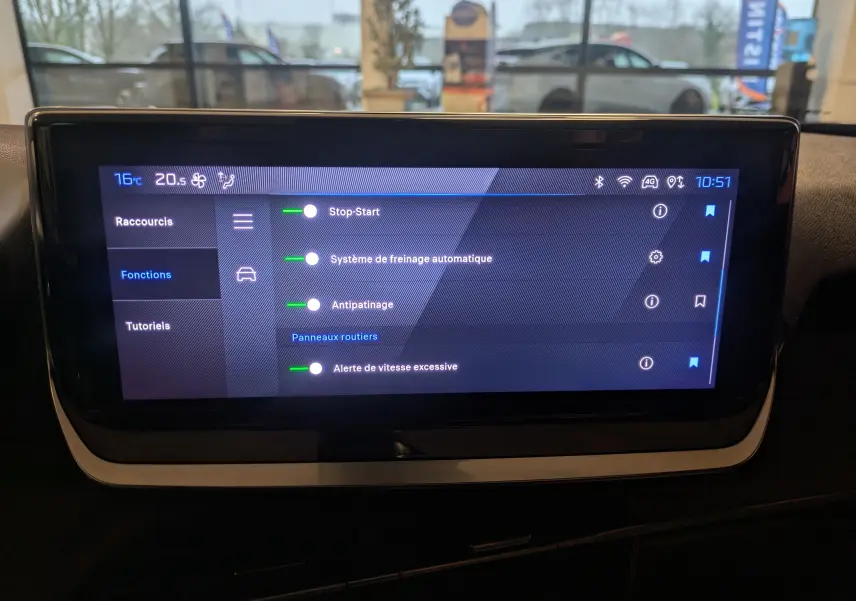 Écran tactile 10 pouces affichant les fonctions d'aide à la conduite dans le Peugeot 2008 noir Perla 2024.