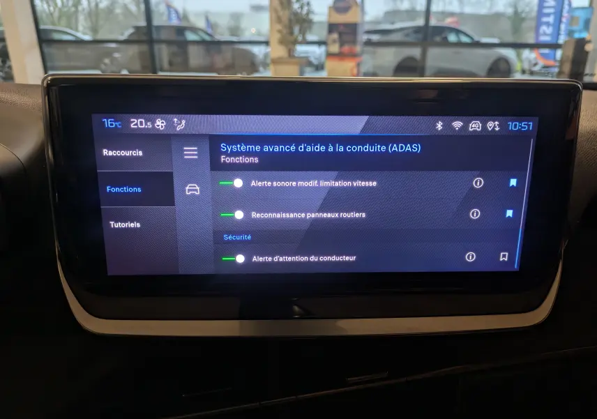 Écran tactile 10 pouces du système d'aide à la conduite dans l'habitacle du Peugeot 2008 noir Perla 2024.