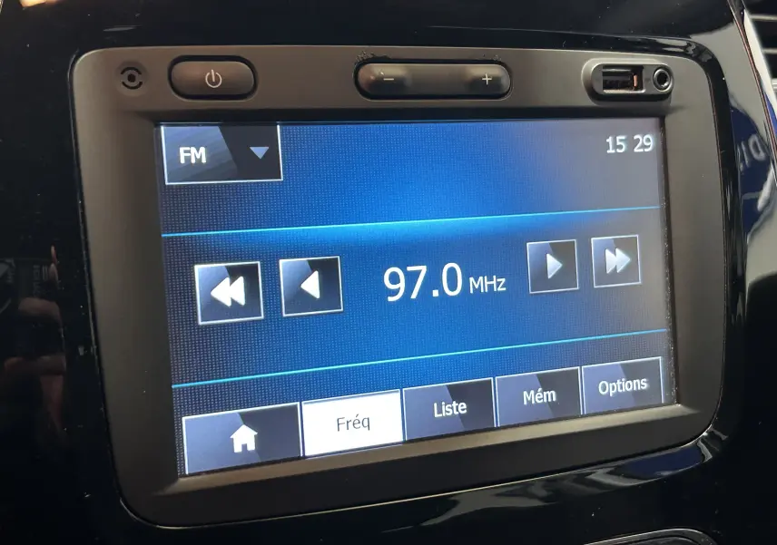 Écran tactile central de la Renault Captur gris 2015 affichant la radio FM sur 97.0 MHz avec commandes visibles.