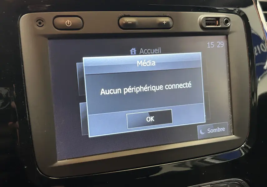 Écran tactile multimédia du Renault Captur 2015 affichant un message "Aucun périphérique connecté" en intérieur noir brillant.