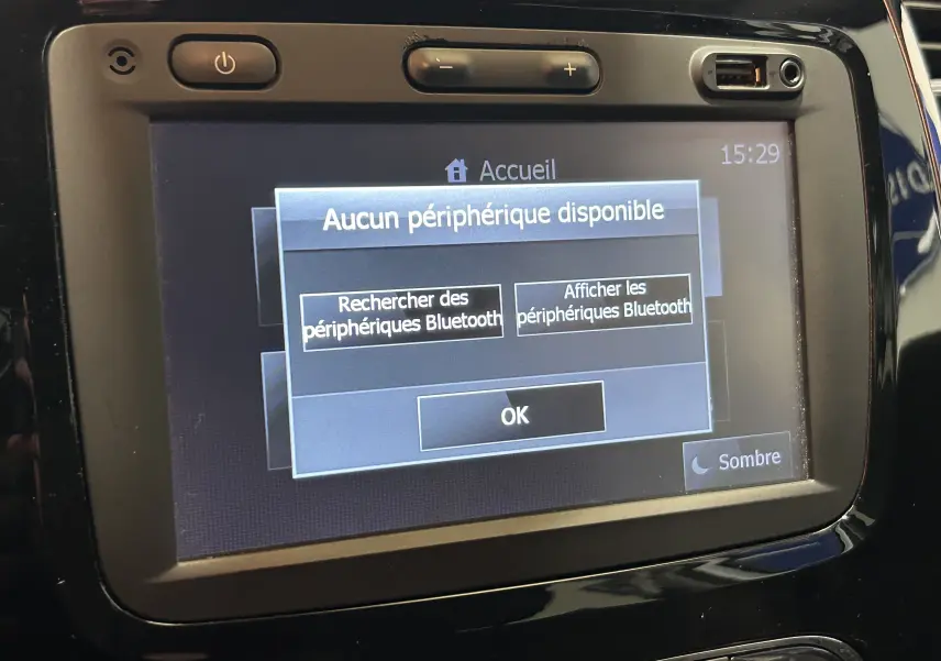 Écran tactile du système GPS du Renault Captur gris de 2015 affichant un message d'absence de périphérique Bluetooth.
