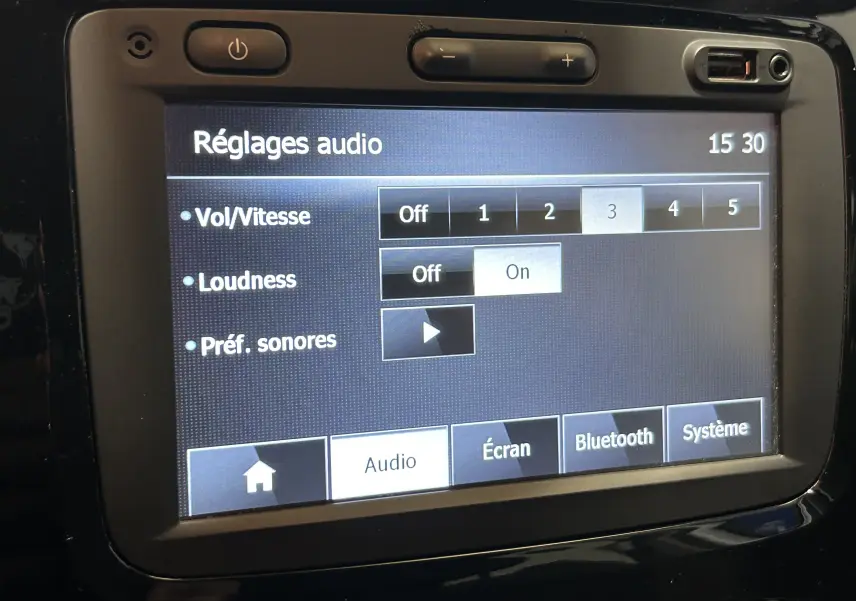 Écran tactile central du Renault Captur 2015 affichant les réglages audio avec options volume, loudness et préférences sonores.