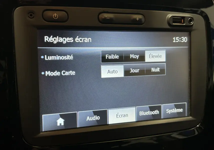 Écran tactile du système multimédia Renault Captur 2015 affichant les réglages de luminosité et mode carte.