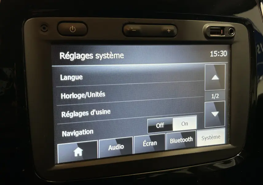 Écran tactile du système multimédia du Renault Captur gris 2015 affichant les réglages système et options de navigation.