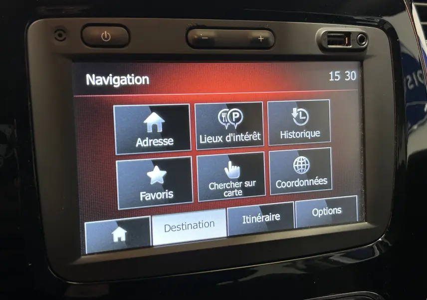 Écran tactile du système de navigation du Renault Captur gris, affichant le menu principal avec options GPS visibles.