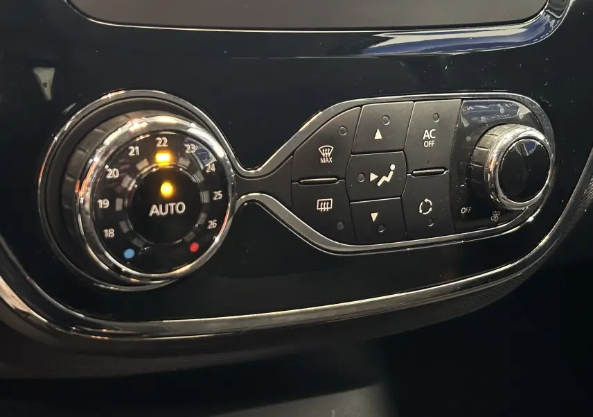 Panneau de commande de la climatisation automatique du Renault Captur gris, vue rapprochée du tableau de bord.