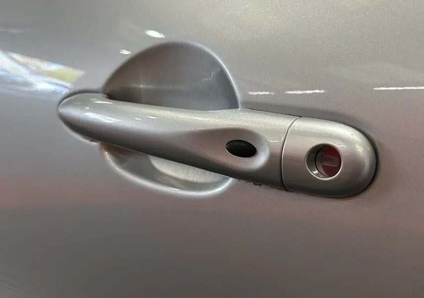 Poignée de porte gris métallisé du côté gauche d'une Renault Captur 2015, version dCi 90ch energy Intens.