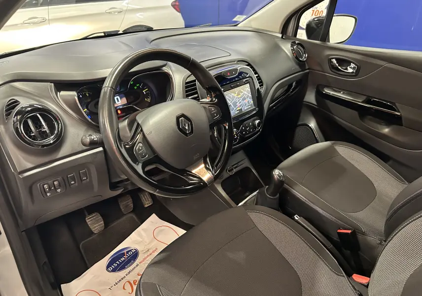 Intérieur du Renault Captur dCi 90ch 2015, vue côté conducteur montrant volant, tableau de bord et écran GPS tactile.