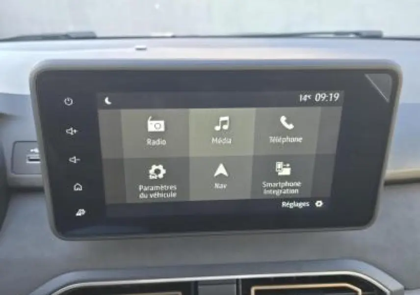 Écran tactile 8 pouces du système multimédia Media NAV dans l'habitacle d'une Dacia Sandero III Stepway noir nacré.