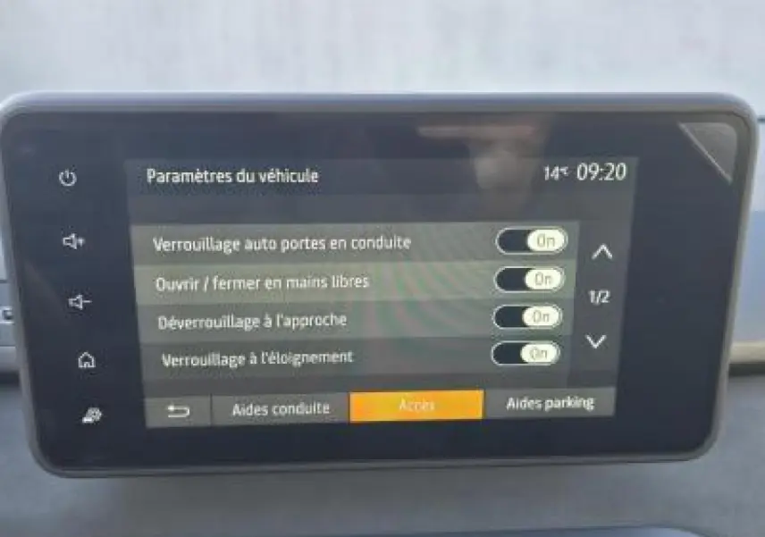 Écran tactile 8 pouces du tableau de bord de la Dacia Sandero III Stepway noir nacré affichant les paramètres de verrouillage.