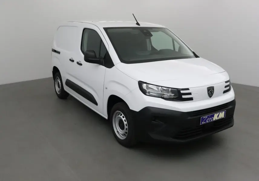 Peugeot Partner blanc en vue 3/4 avant droit, avec pare-chocs noir et jantes acier simples.