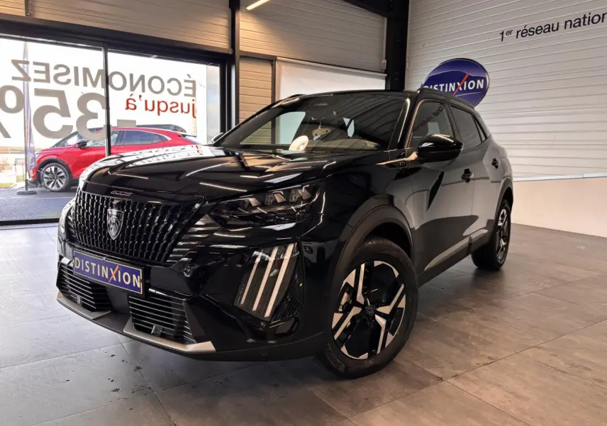Peugeot 2008 noir en 3/4 avant droit, avec calandre noire GT et jantes alliage bi-ton dans un showroom.