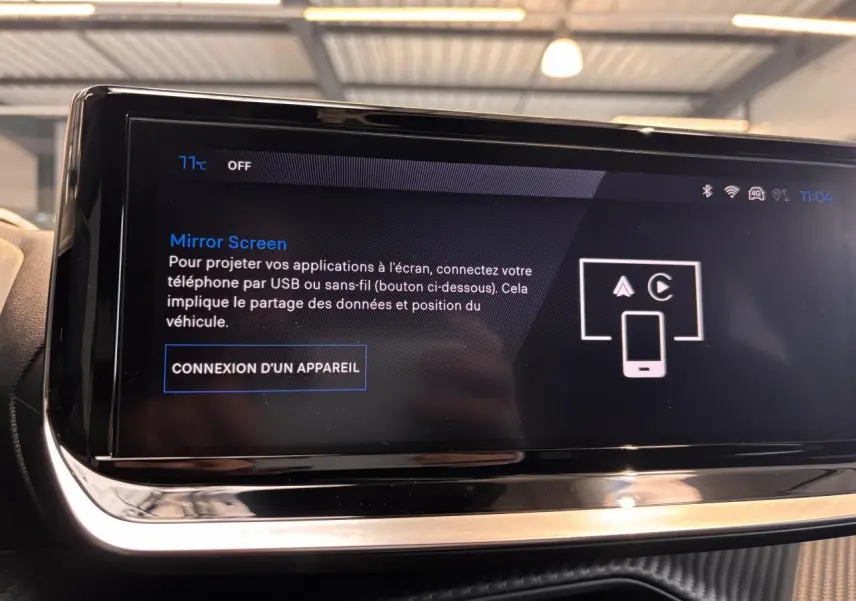 Écran tactile central du Peugeot 2008 noir affichant l'interface Mirror Screen en intérieur véhicule.
