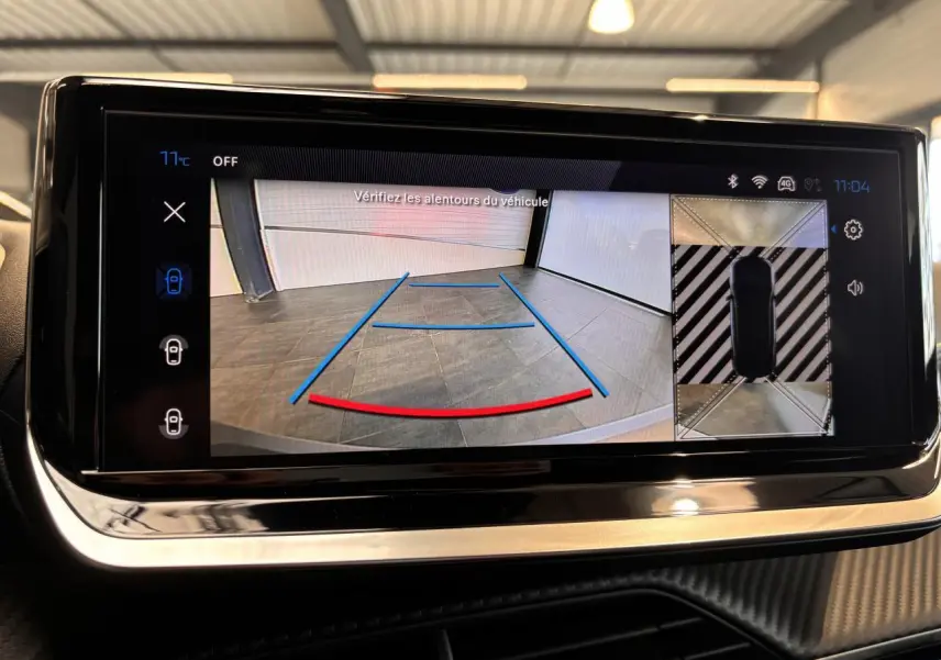 Écran tactile intérieur montrant la caméra de recul et vue 360° du Peugeot 2008 noir hybride, interface moderne.
