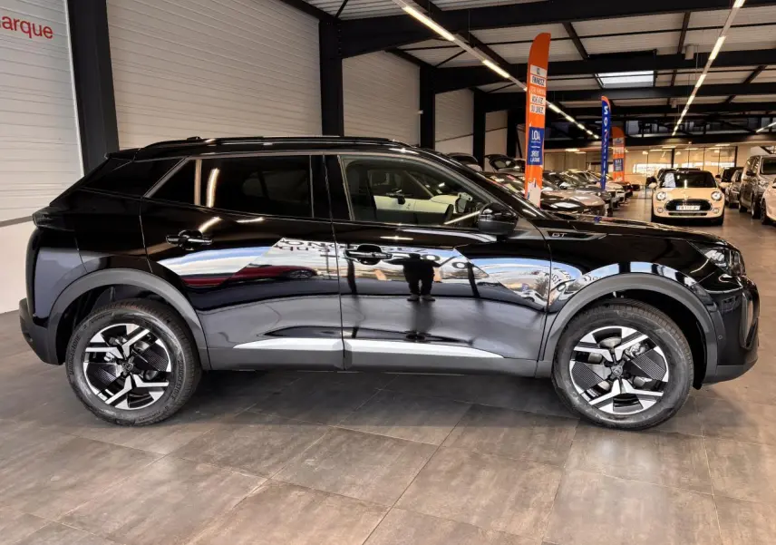 Peugeot 2008 noir vue de profil côté gauche en intérieur, jantes alliage bi-ton et toit Black Diamond.