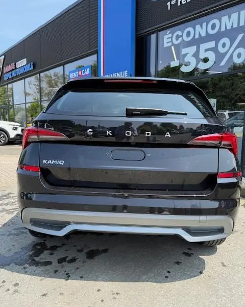 Vue arrière d'un Skoda Kamiq noir 2024, avec feux LED distinctifs et logo ŠKODA bien visible.
