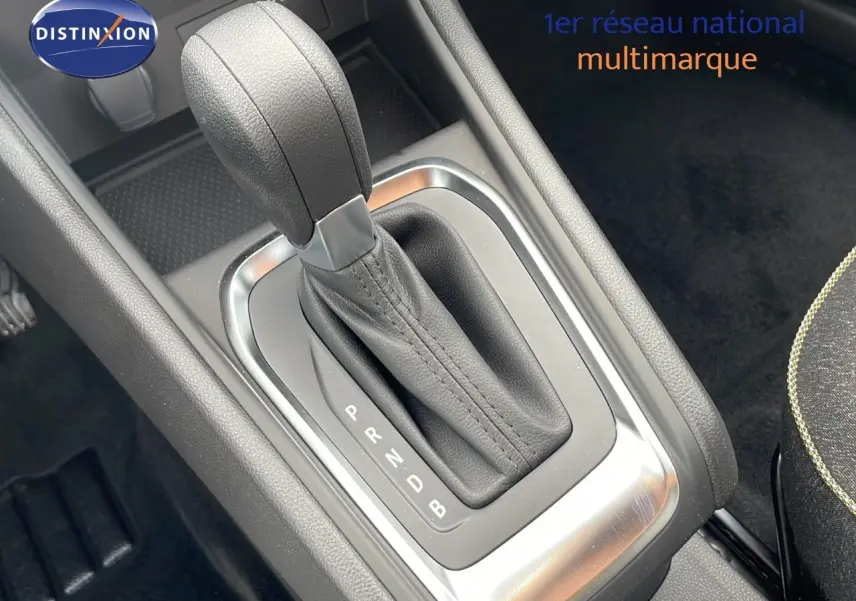 Le levier de vitesse automatique noir du Renault Captur 2025, vue rapprochée de la console centrale intérieure.