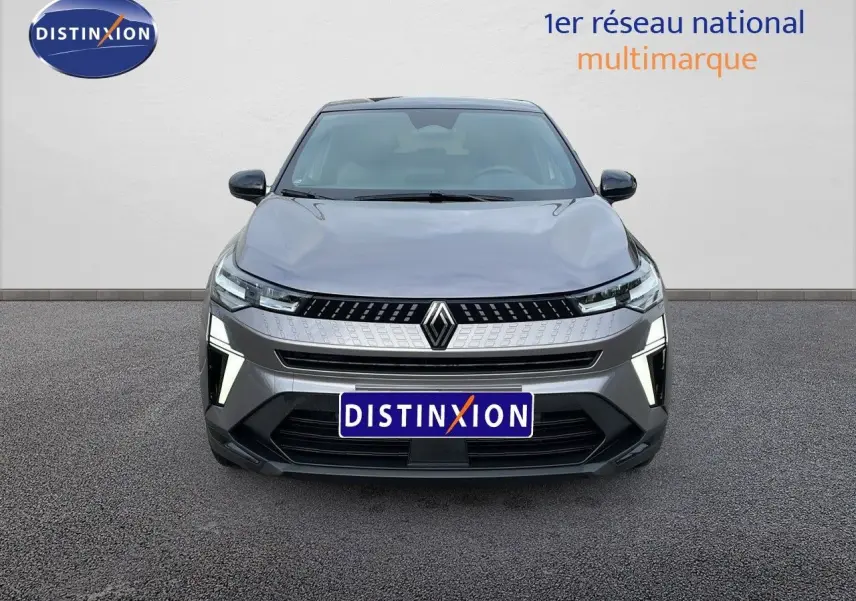 Vue frontale d'un Renault Captur gris Cassiopée métal avec toit noir, mettant en valeur sa calandre moderne et ses feux LED distinctifs.
