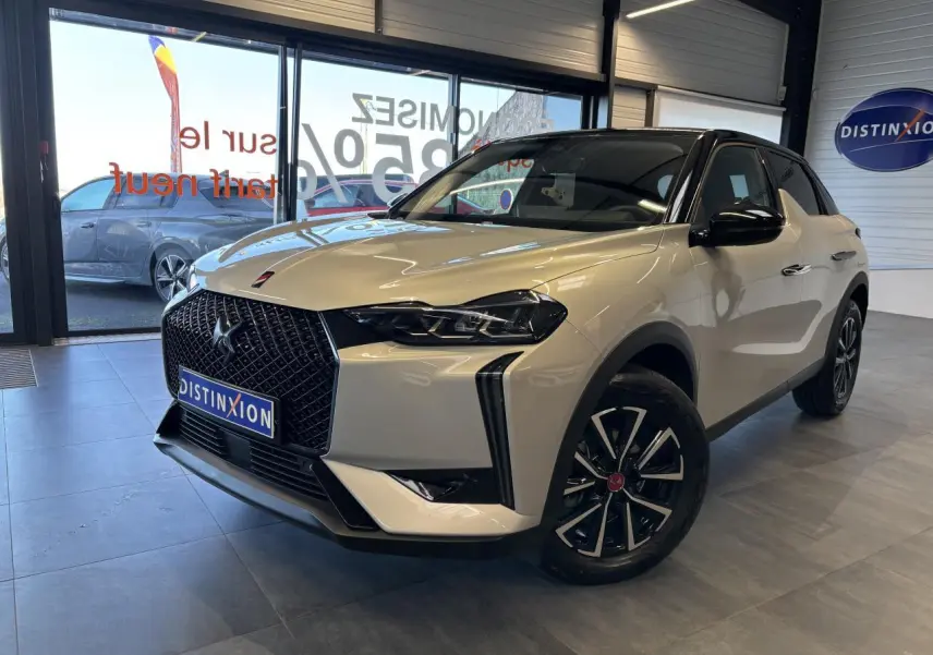 DS3 Crossback 2024 couleur Crystal Pearl en vue 3/4 avant droit, avec calandre noire et jantes distinctives.