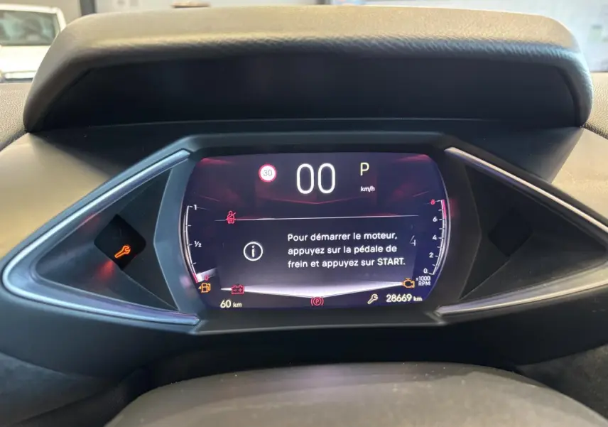 Vue rapprochée du tableau de bord numérique du DS3 Crossback 2024, affichant les instructions de démarrage et les voyants allumés.
