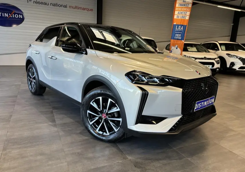 DS3 Crossback 2024 couleur Crystal Pearl, vue 3/4 avant droit, toit noir et calandre noire distinctive.