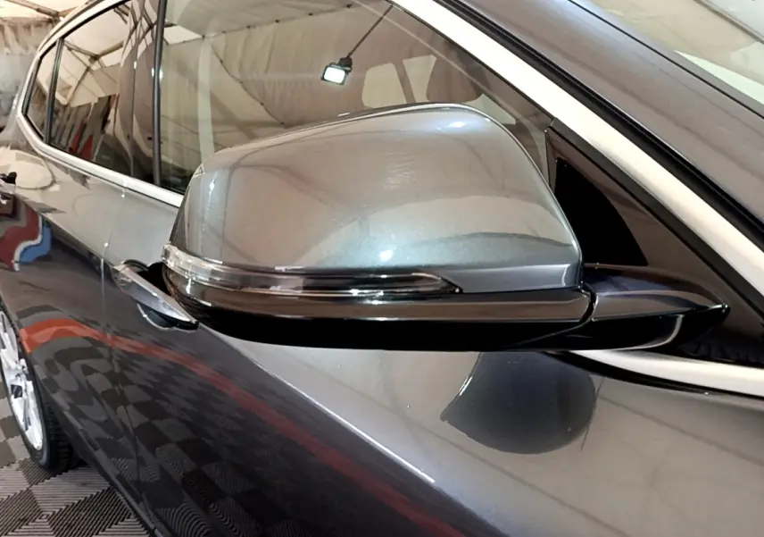 Rétroviseur côté gauche gris métallisé de BMW X2 xDrive25e Business Design 2020, vue rapprochée sur la portière et la vitre.