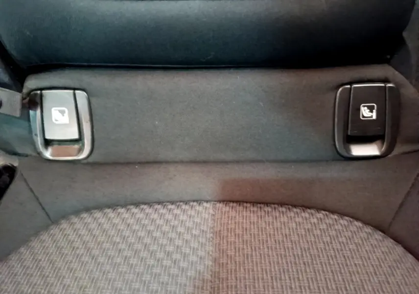 Détail des commandes d'ancrage ISOFIX sur la banquette arrière du BMW X2 xDrive25e Business Design 2020.