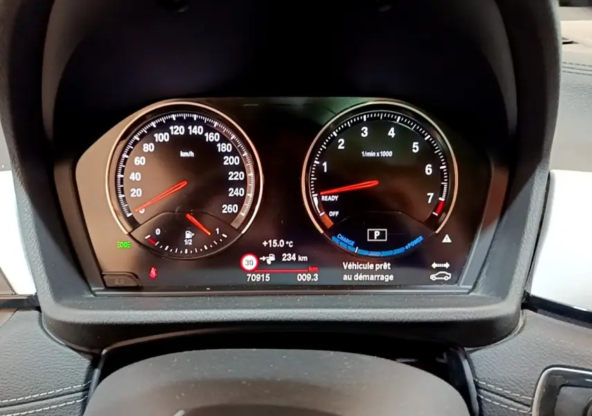 Vue intérieure rapprochée du tableau de bord et volant cuir alu de la BMW X2 xDrive25e Business Design 2020.