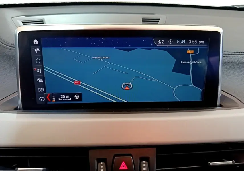 Écran tactile central affichant la navigation 3D dans l’habitacle du BMW X2 xDrive25e 2020.