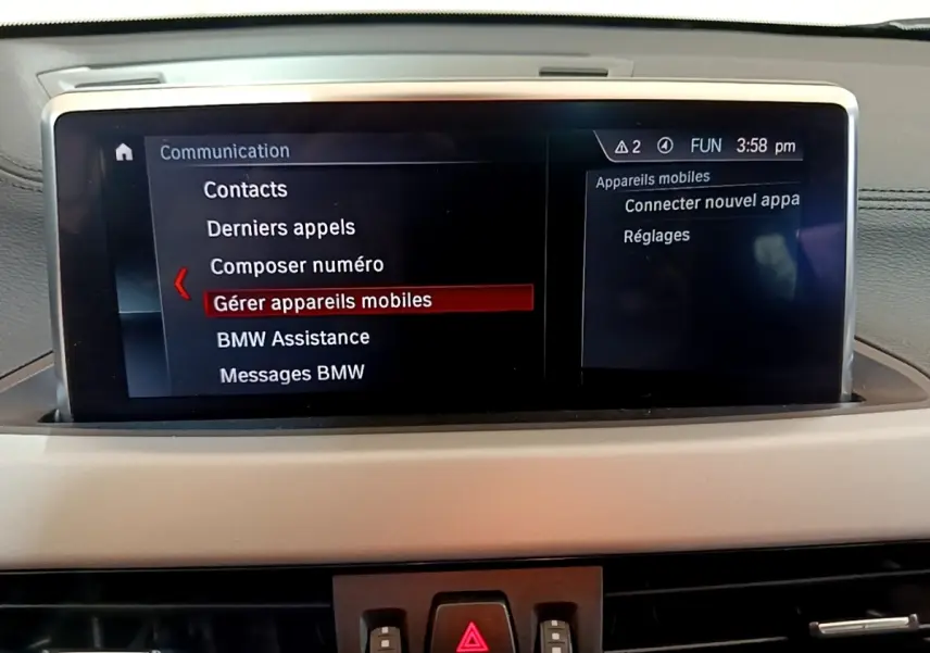 Écran tactile central du tableau de bord de BMW X2 xDrive25e, affichant le menu de gestion des appareils mobiles.