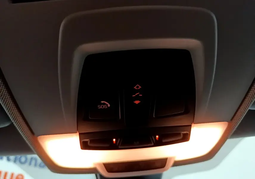 Vue intérieure du plafonnier de la BMW X2 xDrive25e 2020 avec éclairage et bouton SOS visible.