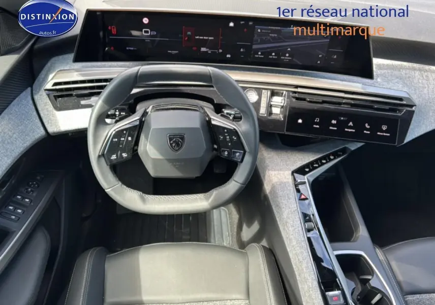 Vue intérieure du poste de conduite du Peugeot 5008 Hybrid 145 allure e-dcs6 2025, volant cuir et double écran numérique.