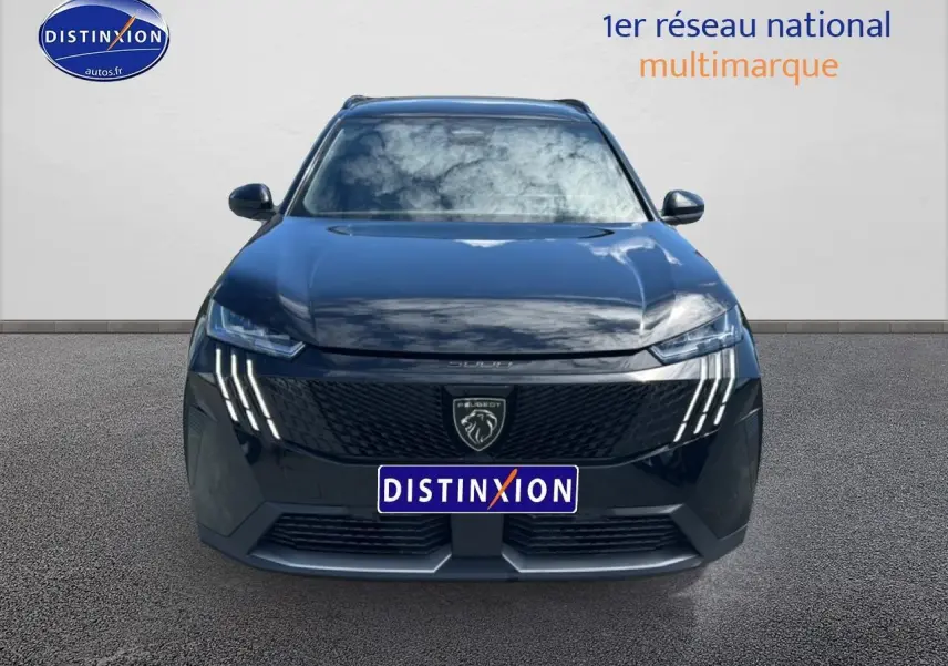 Vue frontale d'un Peugeot 5008 noir 2025 avec phares LED et calandre distinctive au lion.