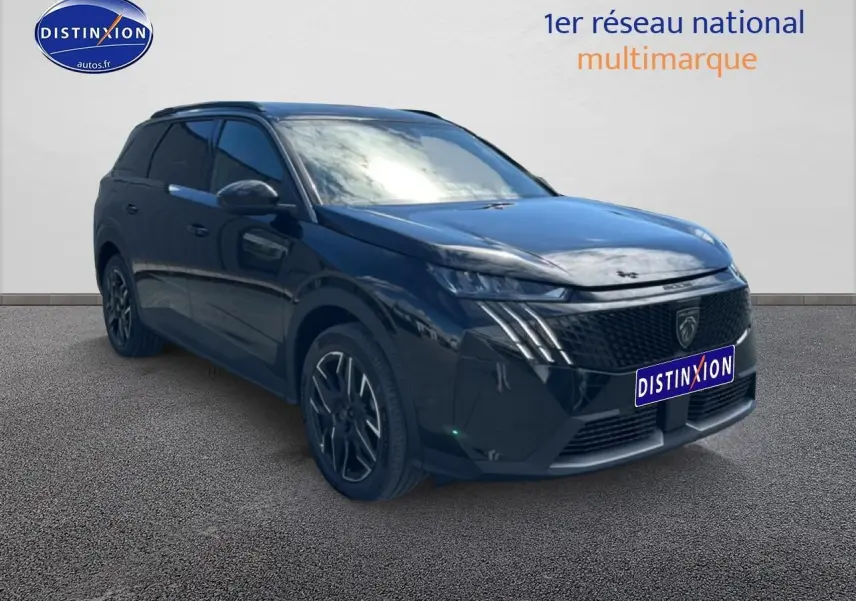 Peugeot 5008 Hybrid 145 allure e-dcs6 noir, vue 3/4 avant droit avec jantes alu et phares LED distinctifs.