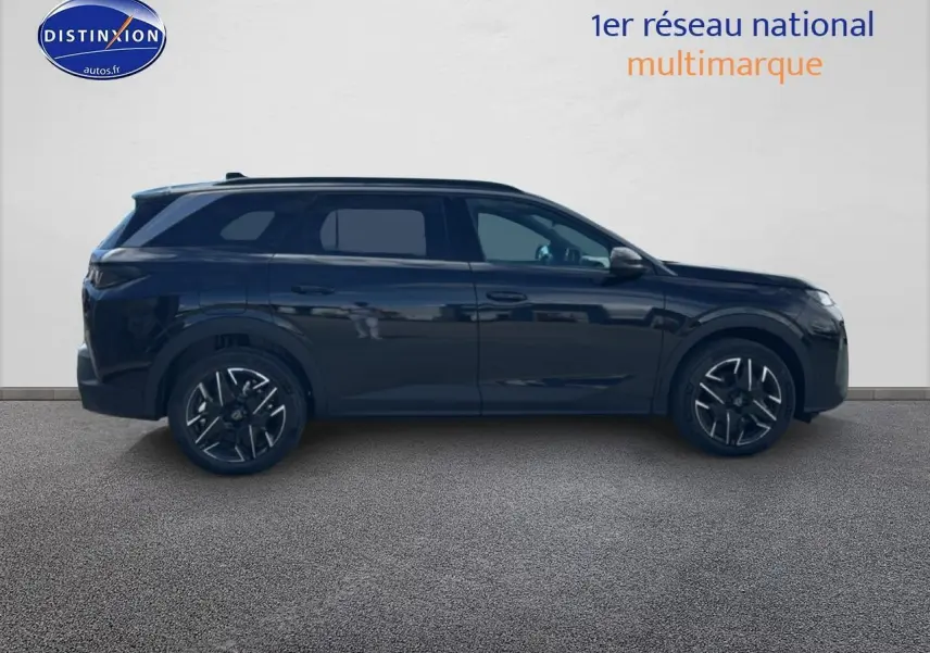 Profil latéral droit du Peugeot 5008 Hybrid 145 allure e-dcs6 noir avec jantes alu et vitres surteintées.