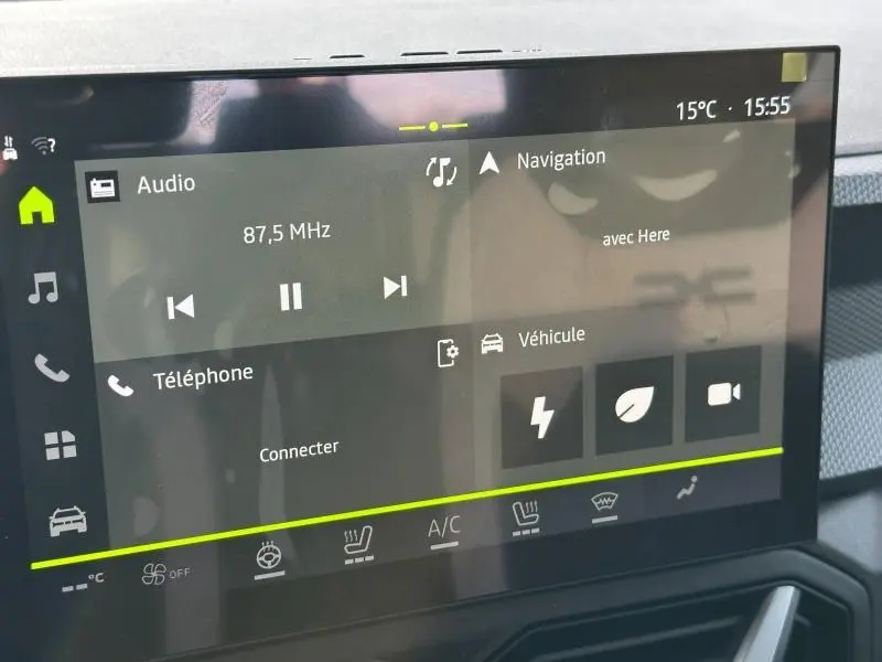 Écran tactile central du Dacia Duster 2025 affichant les fonctions audio, navigation et véhicule, avec interface moderne.