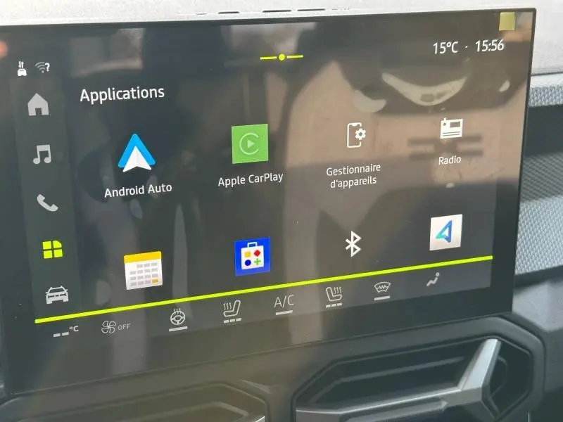 Écran tactile central du Dacia Duster 2025 noir nacré, affichant les applications Android Auto et Apple CarPlay.