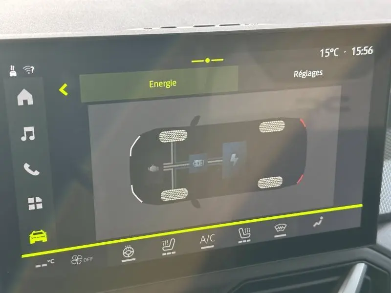 Écran tactile du tableau de bord du Dacia Duster 2025 affichant le schéma énergétique du système hybride.