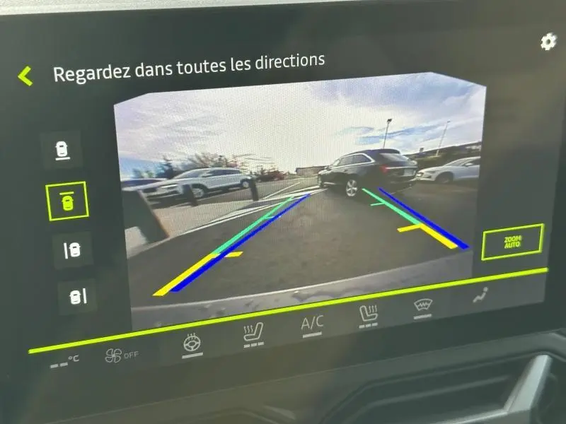 Vue arrière caméra de recul du Dacia Duster 1.8 hybrid 155ch Journey noir nacré métallisé en stationnement.