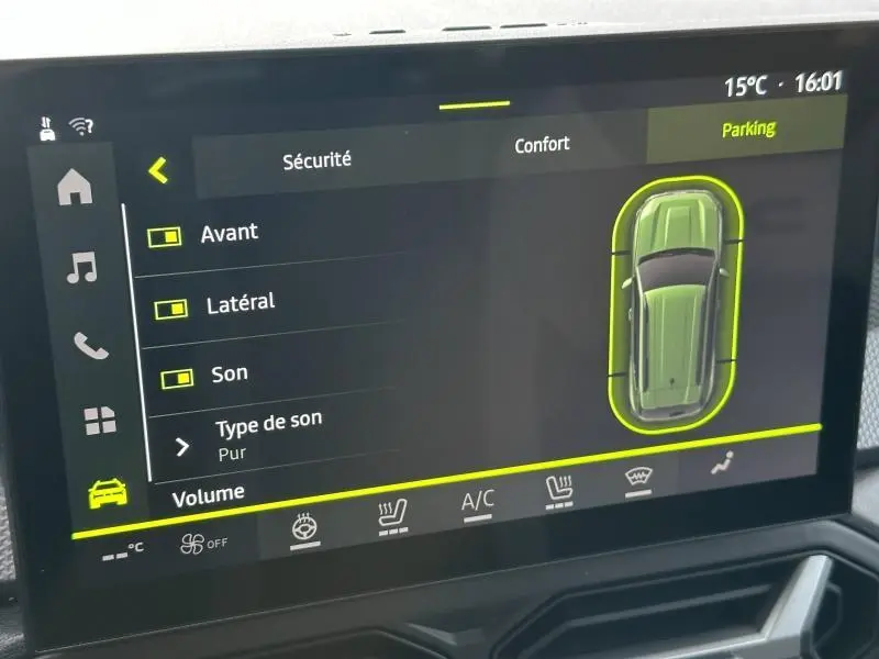 Écran tactile intérieur du Dacia Duster 2025 montrant les réglages de sécurité et assistance au stationnement.